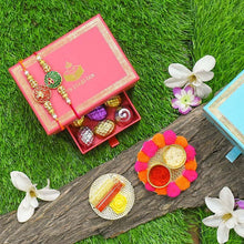 गैलरी व्यूवर में इमेज लोड करें, Ruby Red & Emerald Green Bhaiya Rakhi Box