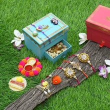 गैलरी व्यूवर में इमेज लोड करें, My Big Family Rakhi Box