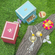 Load image into Gallery viewer, Pretty Petite Box with 5 gms Pearl Bhaiya Bhabhi Rakhi &amp; Chocolates
